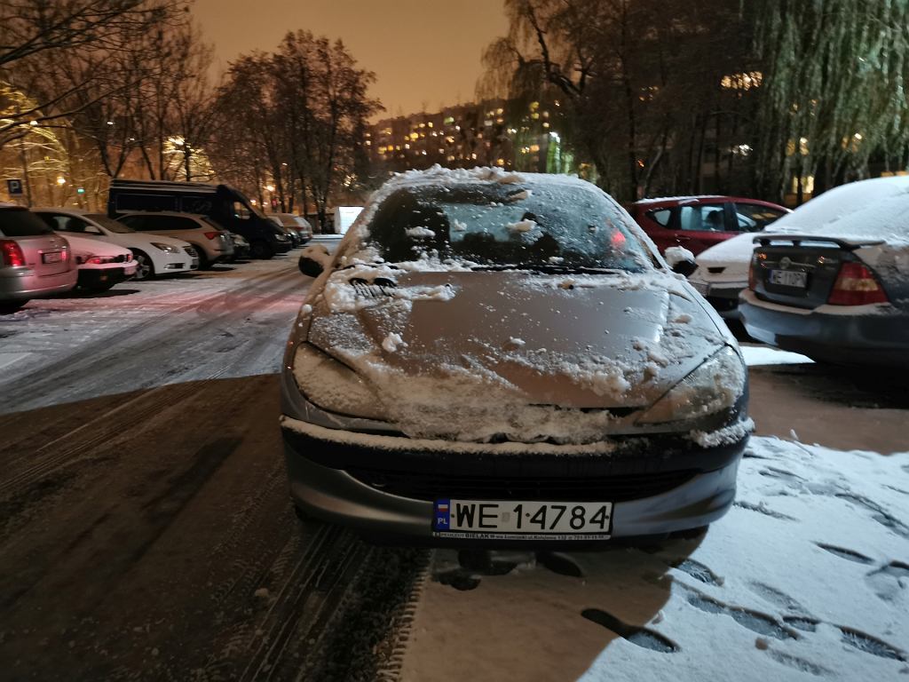 Уборка снега с автомобиля. Лучше делайте это осторожно и следите за штрафом. Это до 500 злотых