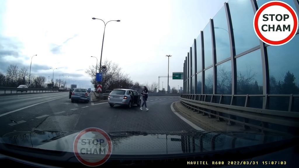 Он устроил аварию и уехал. Он оставил своего пассажира посреди дороги [ВИДЕО]