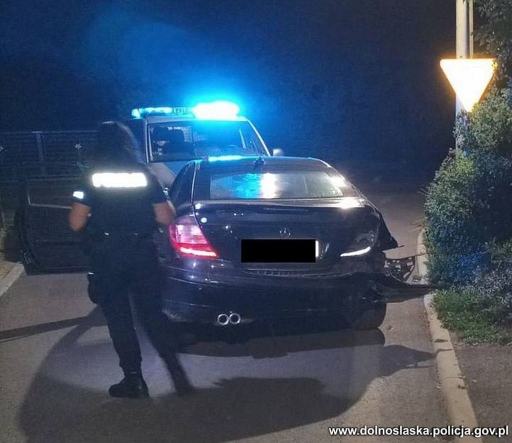 Плохое завершение праздников. Пьяный 17-летний подросток на глазах у полиции повредил машину, которую не пустили на дорогу