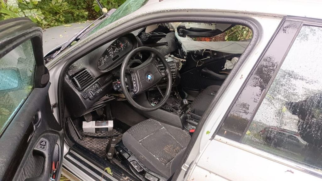 BMW врезался в дерево. В машине находились четверо молодых людей