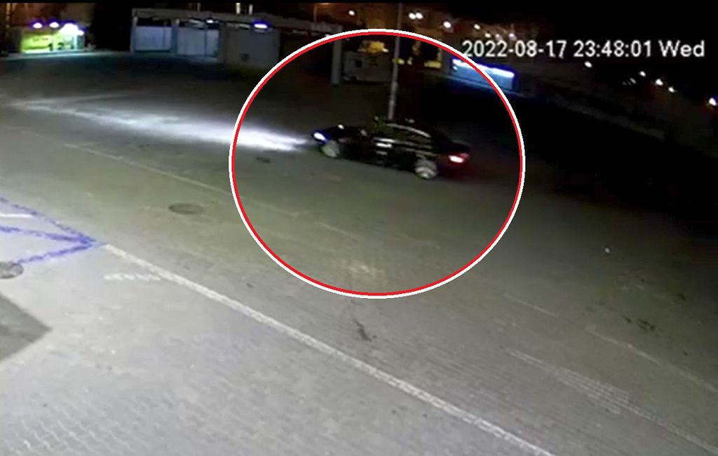 20-летний парень крутился на парковке. Его остановил кожух столба