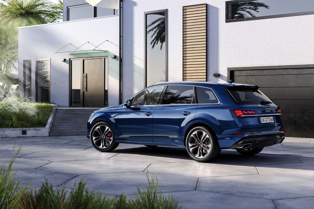 Audi Q7 после второго фейслифтинга. Сразу видно новый гриль и освещение. Новый двигатель V8 в SQ7