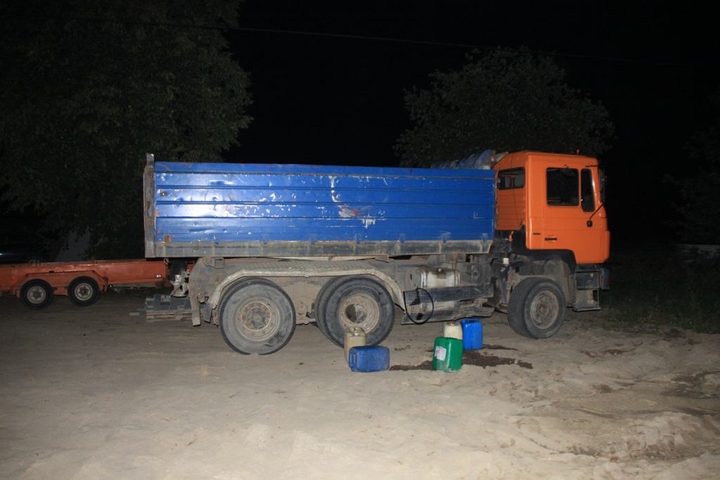 Он приехал на угнанной машине, чтобы украсть топливо из места, которое ограбил накануне вечером.