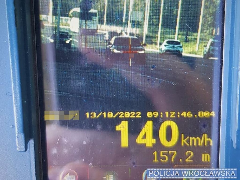 Молодой водитель мчался по городу на скорости шоссе.