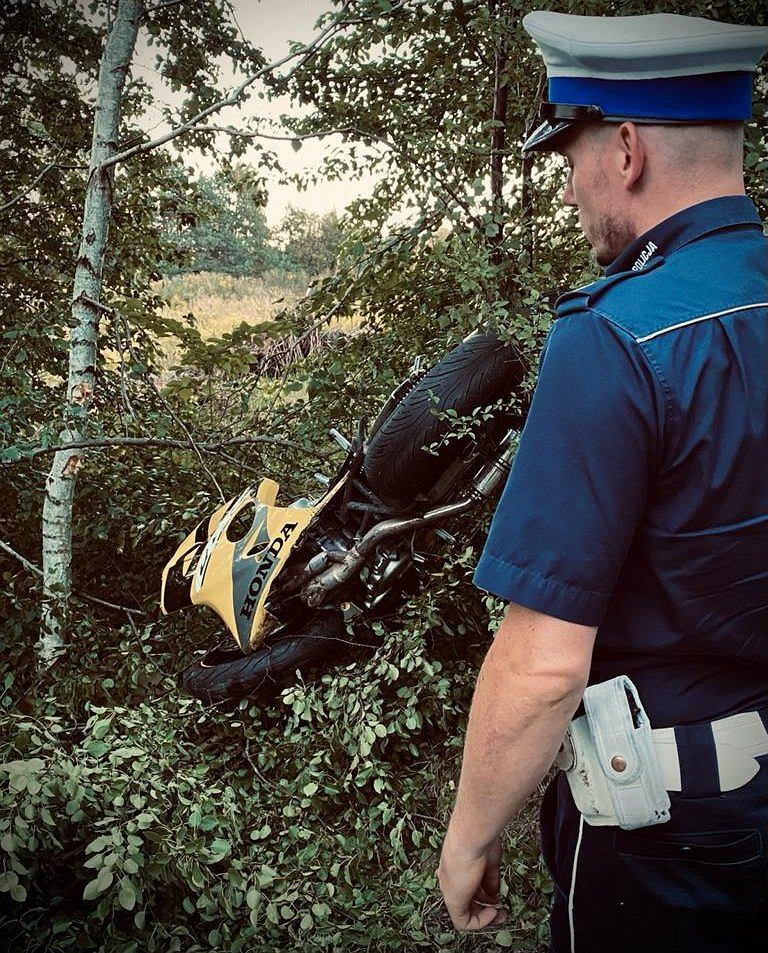 Смерть мотоциклиста. 26-летний водитель не справился с управлением Honda и врезался в дерево.