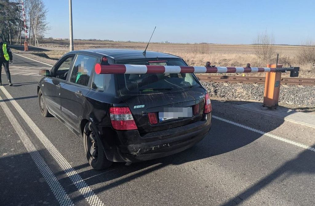 Она застряла между шлагбаумами на железнодорожном переезде. Она получила штраф в размере 3000 злотых.