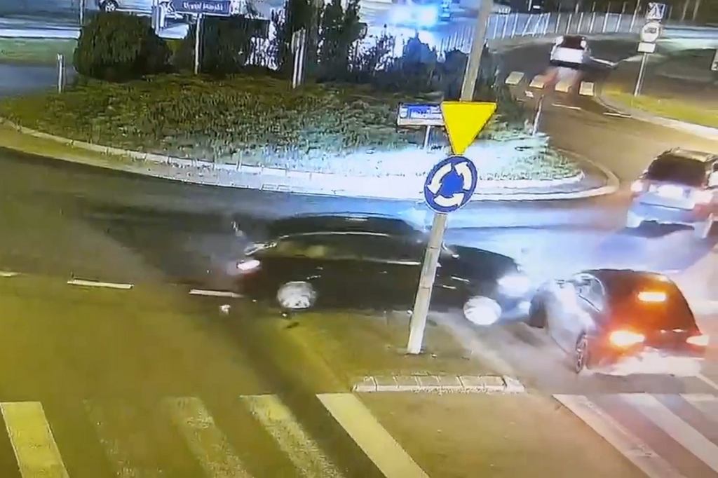 Столкновение на круговом перекрестке. Раллийный гонщик BMW превысил скорость. Еще он переборщил с алкоголем