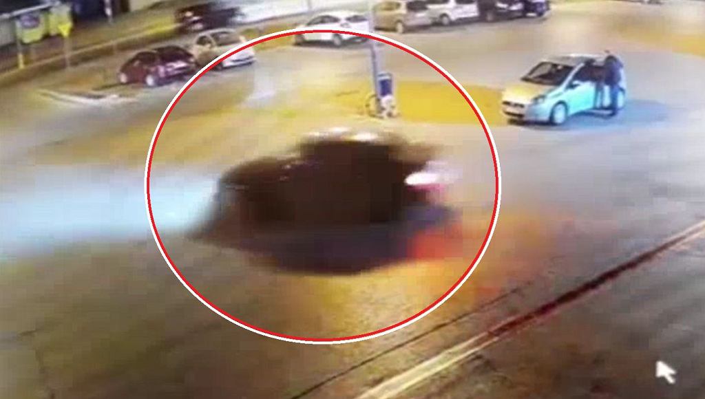 Дрифтинг возле супермаркета стоимостью 5000 злотых. злотых, хорошо. Фильм останется на память