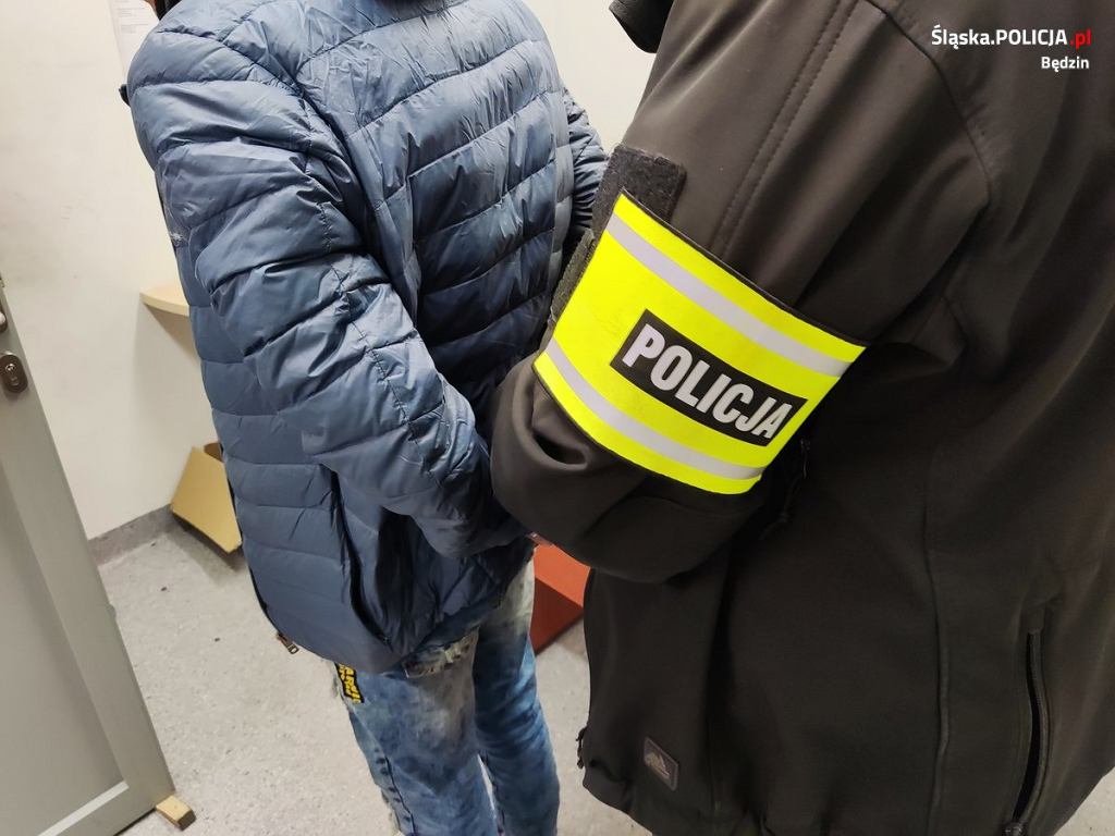 Пьяный 53-летний мужчина вылетел в кювет. В ярости он бросился на командира с кулаками. Взятка не помогла