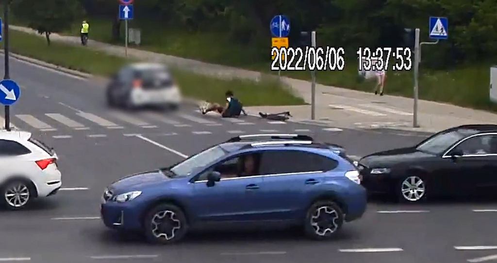 Зеленая стрелка означает один? Да, но при определенных условиях, о которых водитель Hyundai забыл [ВИДЕО]