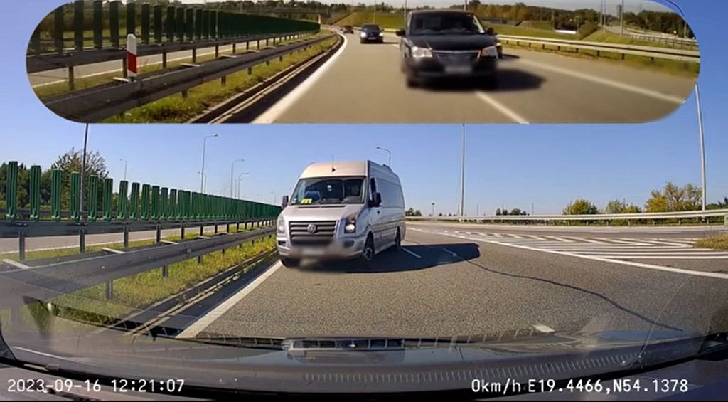 Он вез детей в автобусе. Он выехал против движения на скоростную трассу S7, затем развернулся и выехал с нее таким же образом.