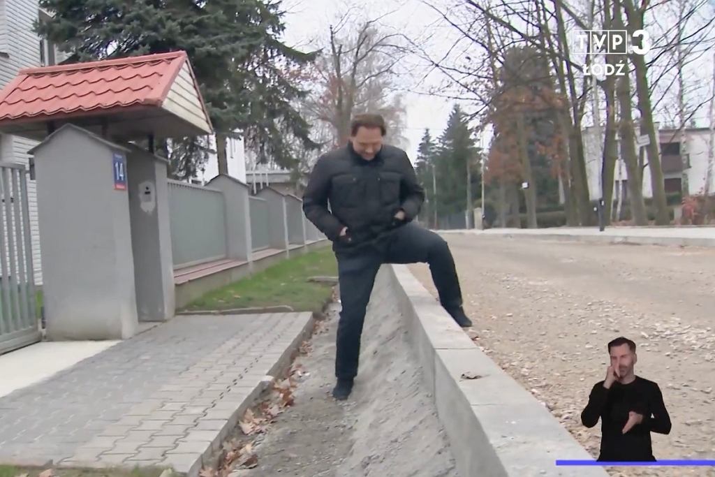Дорожный абсурд в Лодзи. Улица отремонтирована, но расположена выше окружающей местности.