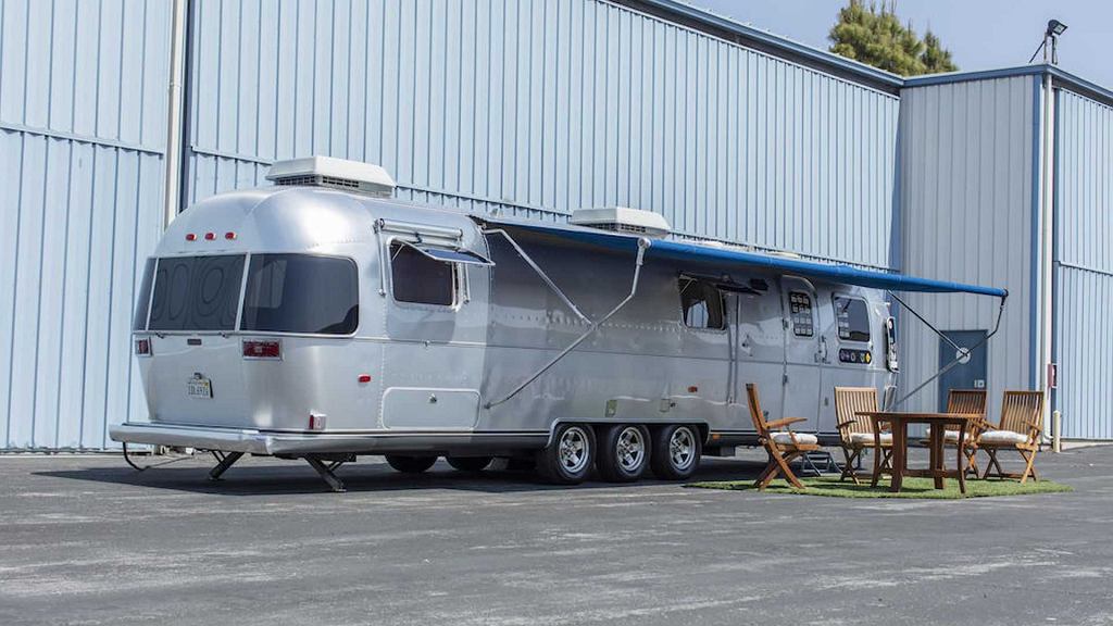 Том Хэнкс продает фургон Airstream. Она была на всех съемочных площадках. — Знаешь, кто там сидел?