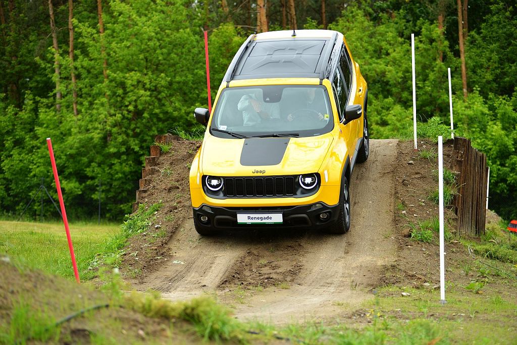 Сегодня «Ночь чудес» в автосалонах Alfa Romeo, Fiat, Jeep и Abarth. Скидки до 100 000 злотых. злотый