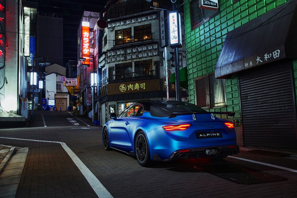 Усиленный и уменьшенный Alpine A110 R — экипировка для радикальных водителей.
