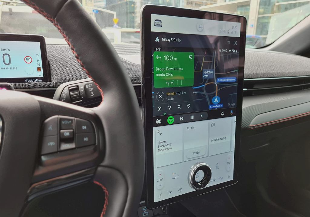 Вышла новая версия Android Auto. Google отказался от самого важного изменения