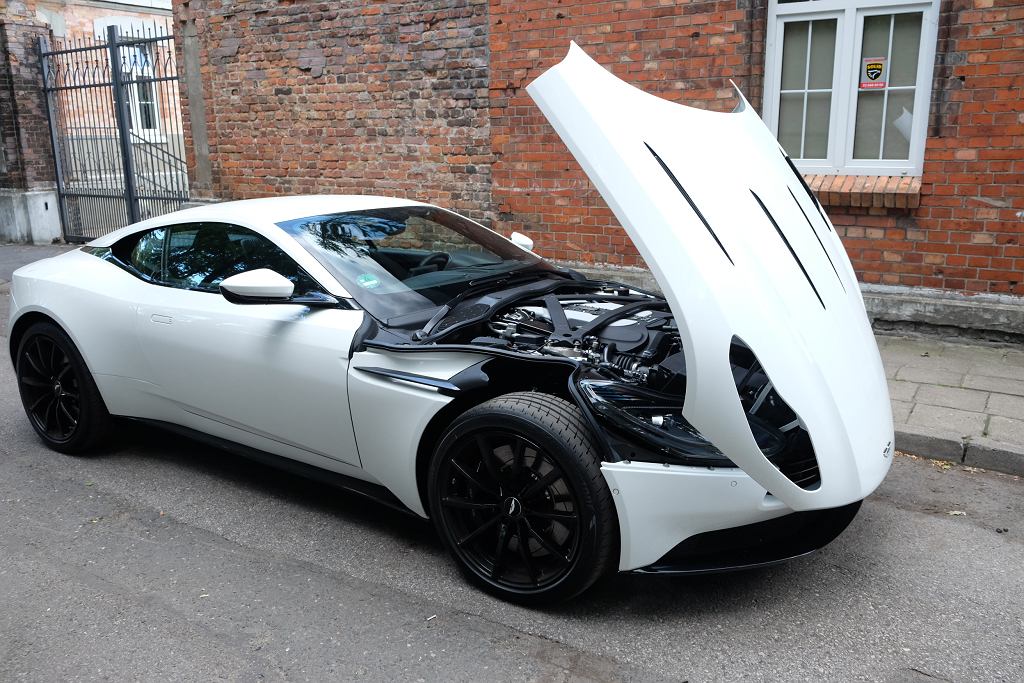 Астон Мартин DB11 | Его нет на рынке, уже размещено 1400 заказов.