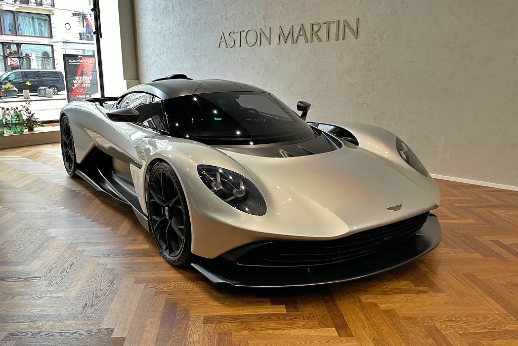 Является ли Aston Martin Valhalla шагом вперед для компании? Британцы хотят в это верить
