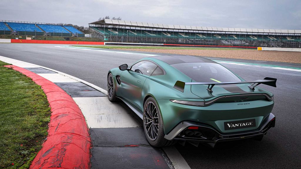 Aston Martin празднует свой успех в Формуле-1, выпустив специальную версию модели Vantage.