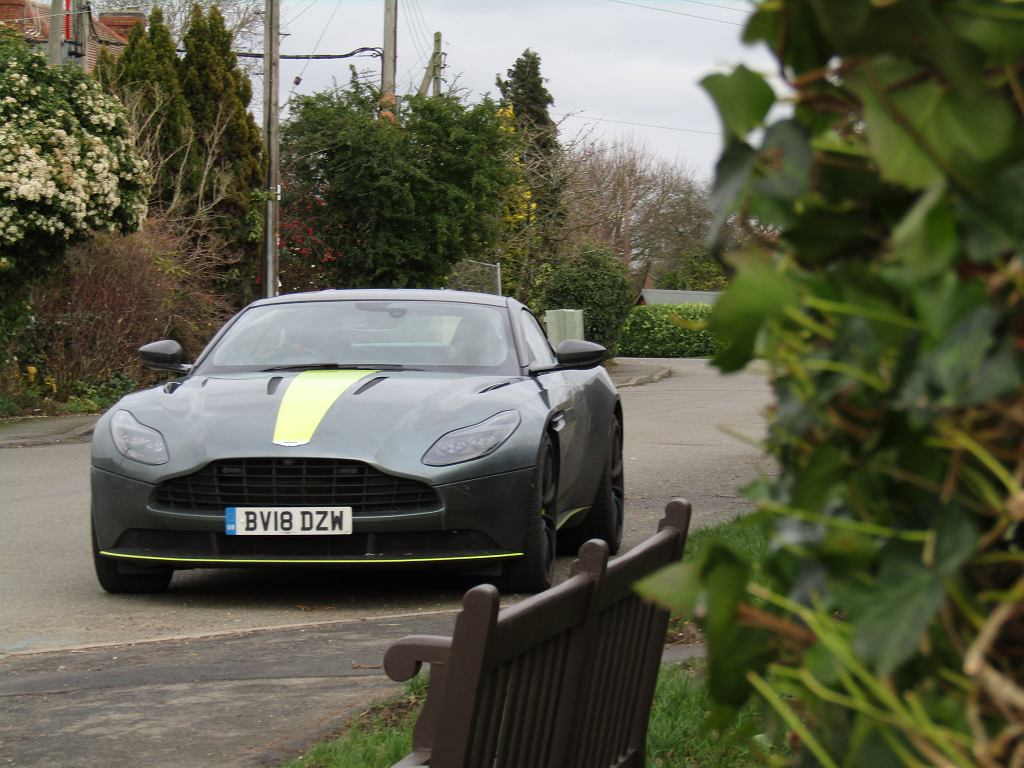 Польский разъем, т. е. поляки в Aston Martin. Без них Джеймс Бонд ездил бы на другой машине.