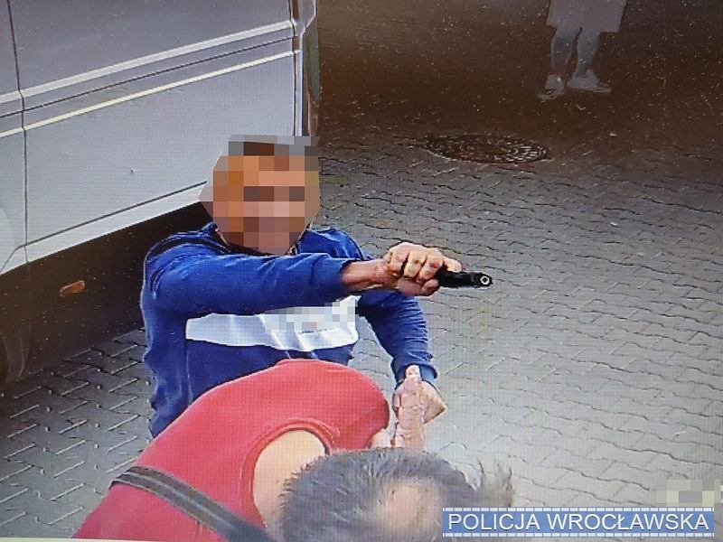 На вокзале во Вроцлаве привели в движение топор и ружье. Причина? Ты не поверишь
