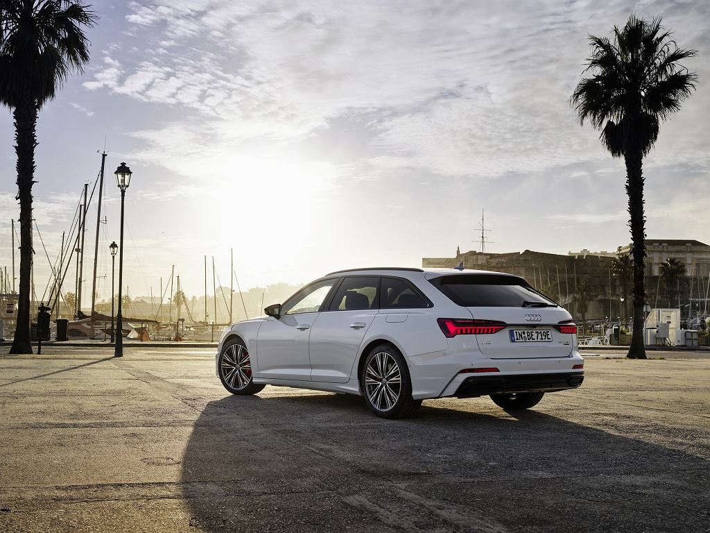 Audi A6 Avant 55 TFSI e quattro. В предложение добавлен гибридный универсал.