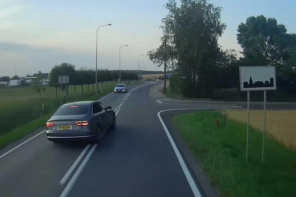 Водитель Audi A8 совершает обгон на двойной сплошной дороге. Это могла быть трагедия