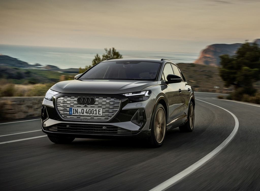Audi Q4 e-tron можно потрогать и погладить. Мы знаем цены и дату выхода на рынок