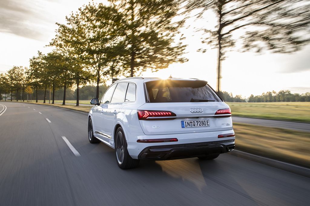 Audi Q7 в двух новых версиях — гибриды, заряжаемые от розетки 55 TFSIe и 60 TFSIe