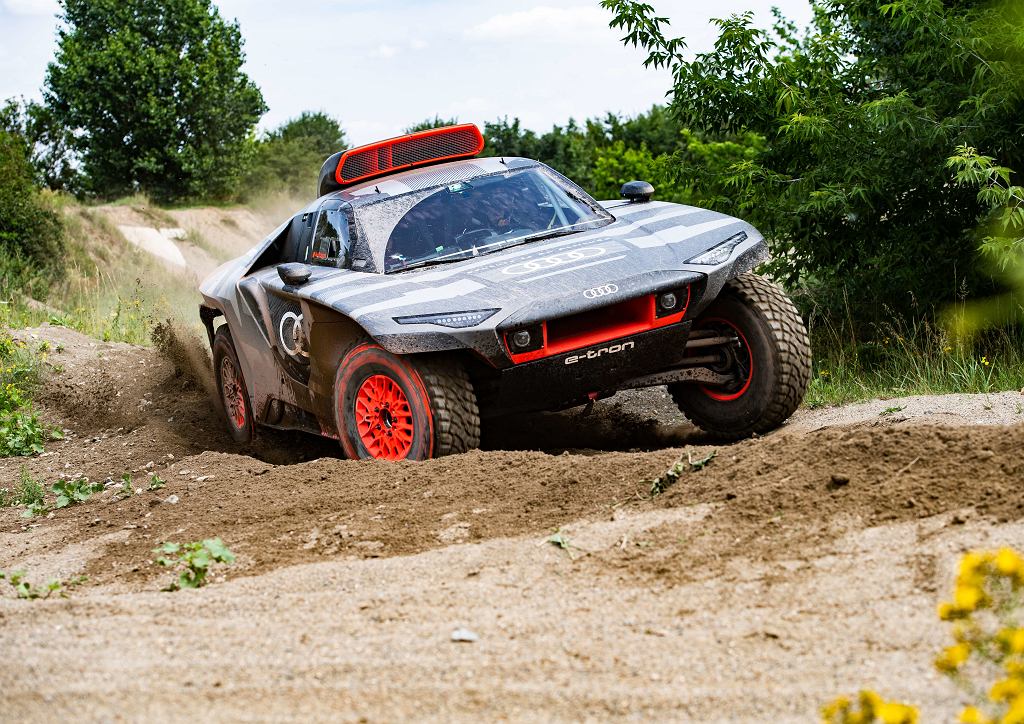 Электрический внедорожник примет участие в ралли «Дакар». Audi RS Q e-tron отправится в путь