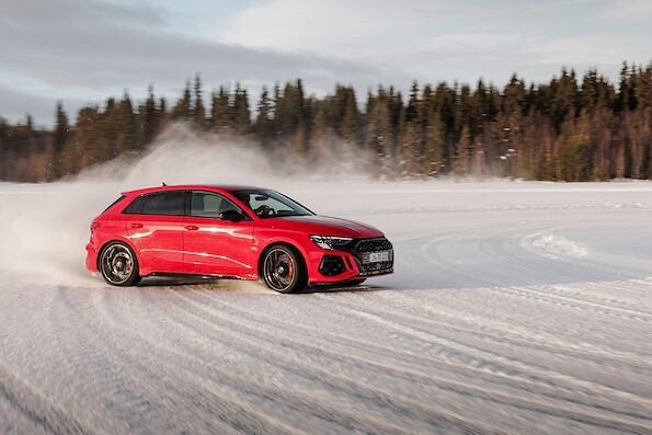 Audi RS3 в снегу. Полный привод в дрифте