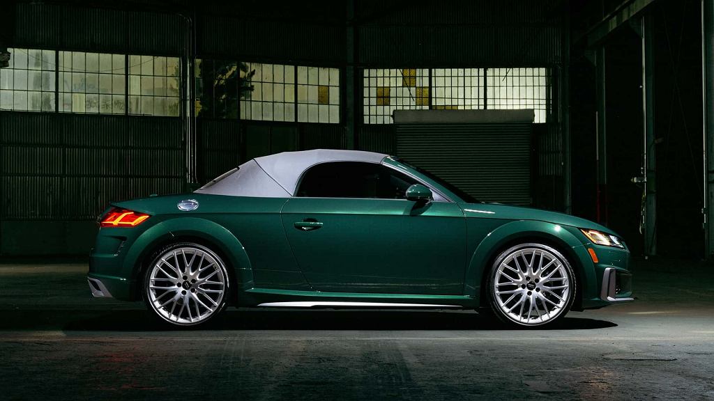 Прощальная версия Audi TT Roadster с зеленым кузовом и серой крышей.