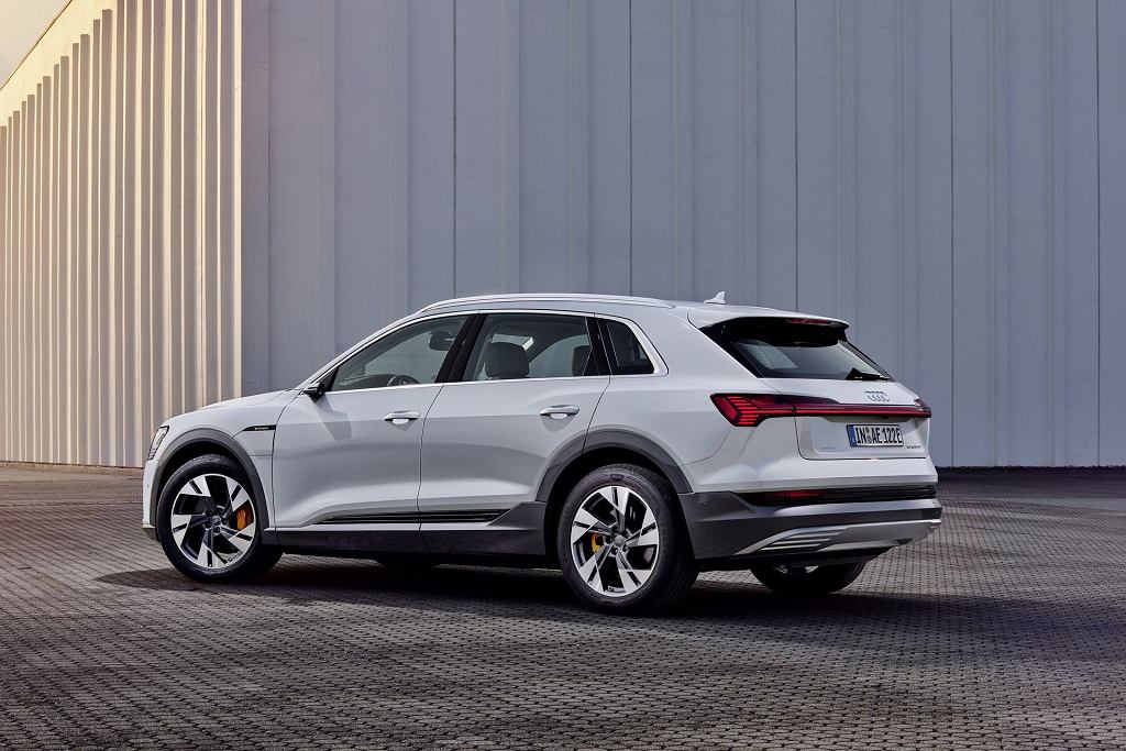 Audi e-tron 50 quattro — более дешевая и слабая версия электрического внедорожника