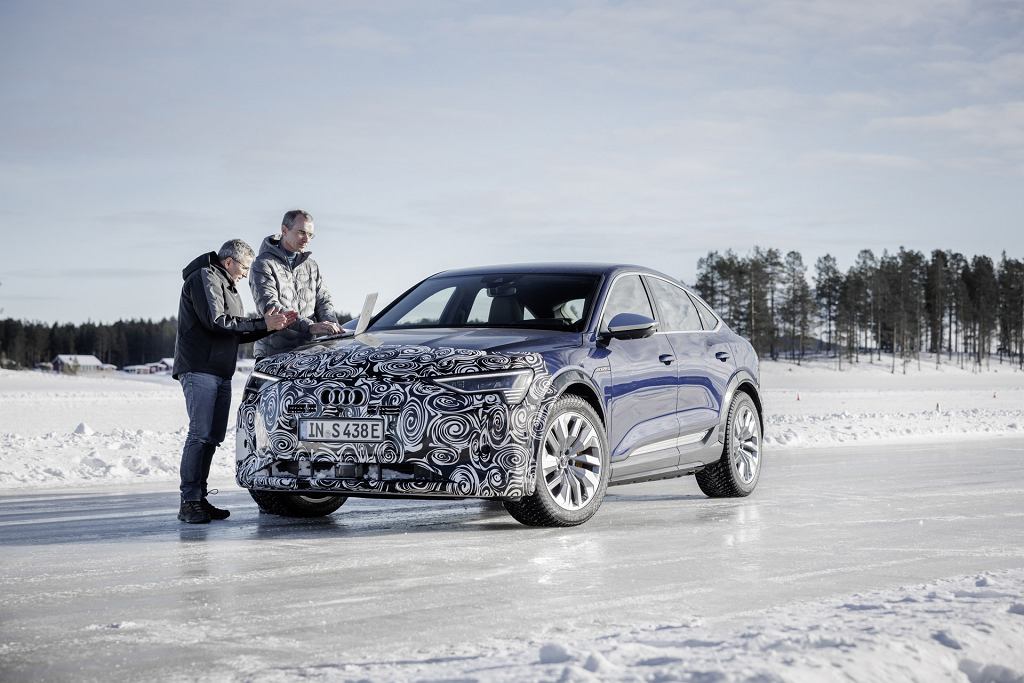 Audi тестирует рестайлинговый e-Tron Sportback. Пока в камуфляже и зимней погоде