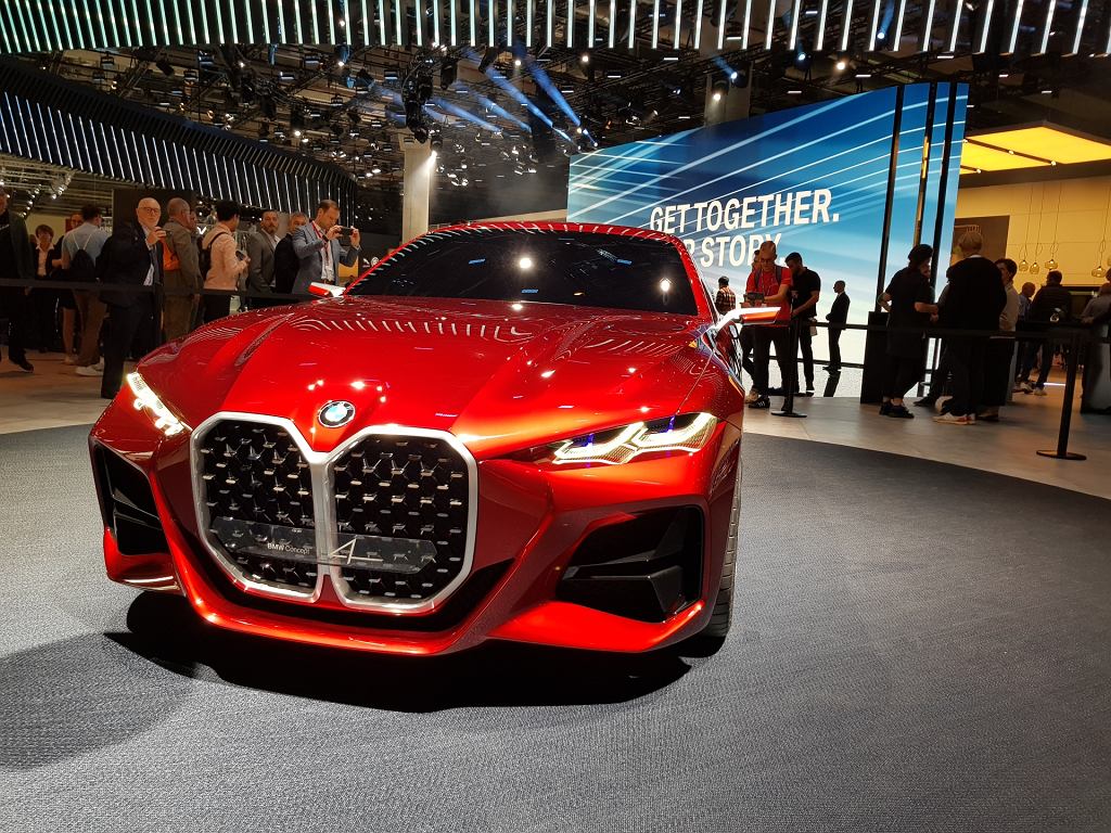 Помните BMW Concept 4 с огромной решеткой радиатора? У нового BMW действительно может быть ТАКАЯ передняя часть (шпионское фото)