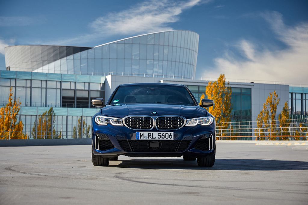 BMW 3 серии в Женеве. M340d xDrive и заряжается от розетки 330e
