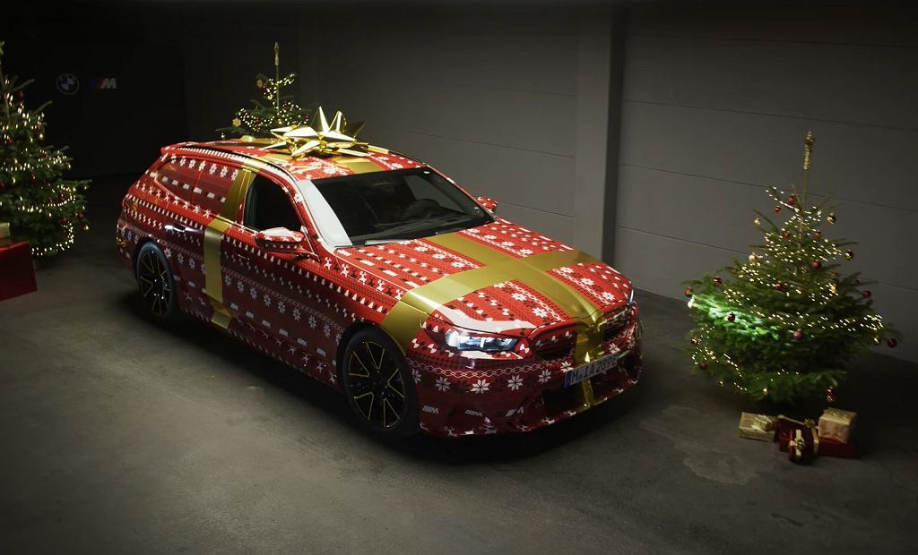 Новый BMW M5 Touring стал рождественским подарком и только и ждет, чтобы его распаковали.