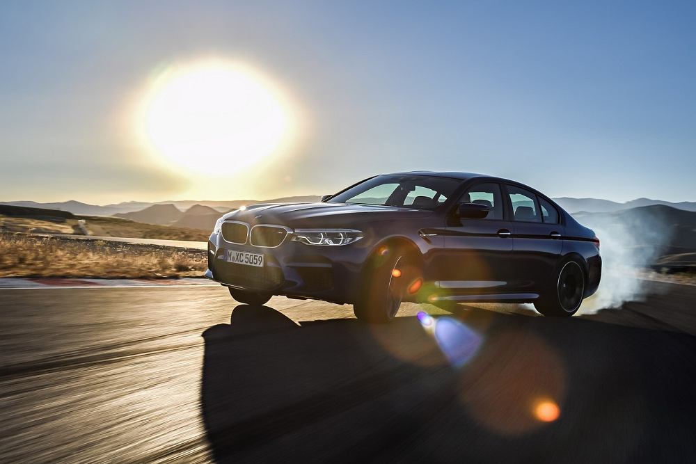 Официально представлен новый BMW M5. Полный привод и другие новости