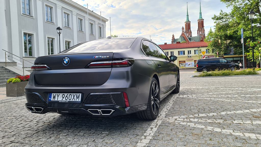 Проверил автокинотеатр в BMW M760e. Это стоит больше, чем машина главного редактора Moto.pl
