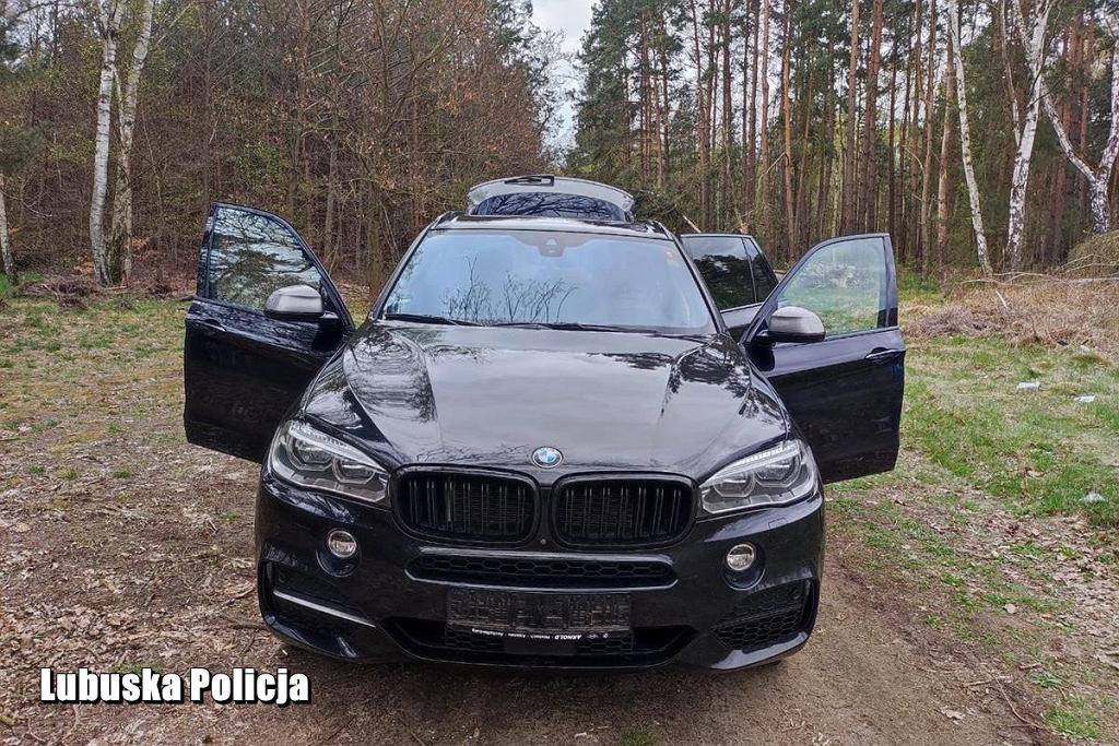 BMW X5 был припаркован в лесу. Он не принадлежал ни одному пешеходу