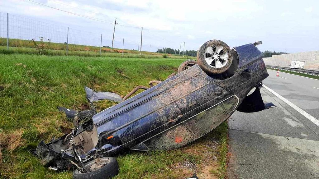 Переворот БМВ на S8. Водитель не справился с управлением автомобиля на прямой дороге