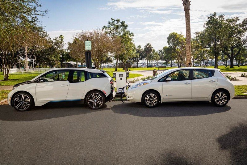 BMW и Nissan развивают сеть станций быстрой зарядки