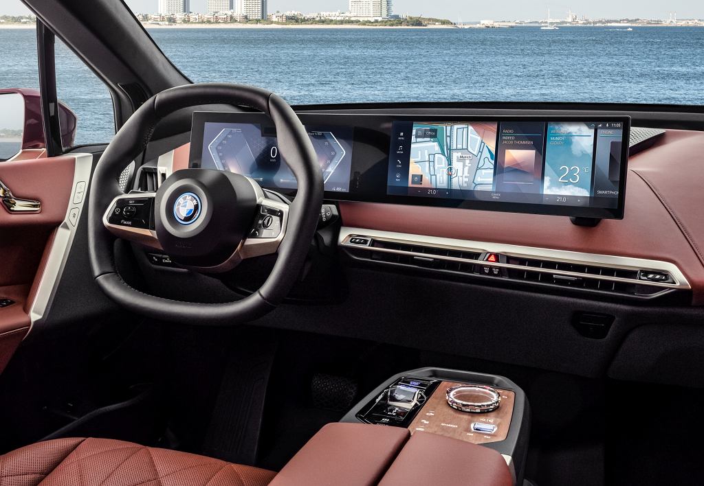Новый BMW iDrive 8.0. Водитель может рассчитывать на «сильный вход»