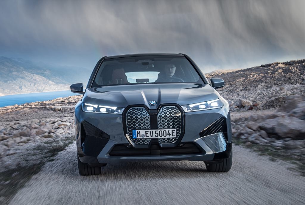 BMW iX с ценами в Польше. Существует две версии xDrive40 и xDrive50. Последний впечатляет по количеству.