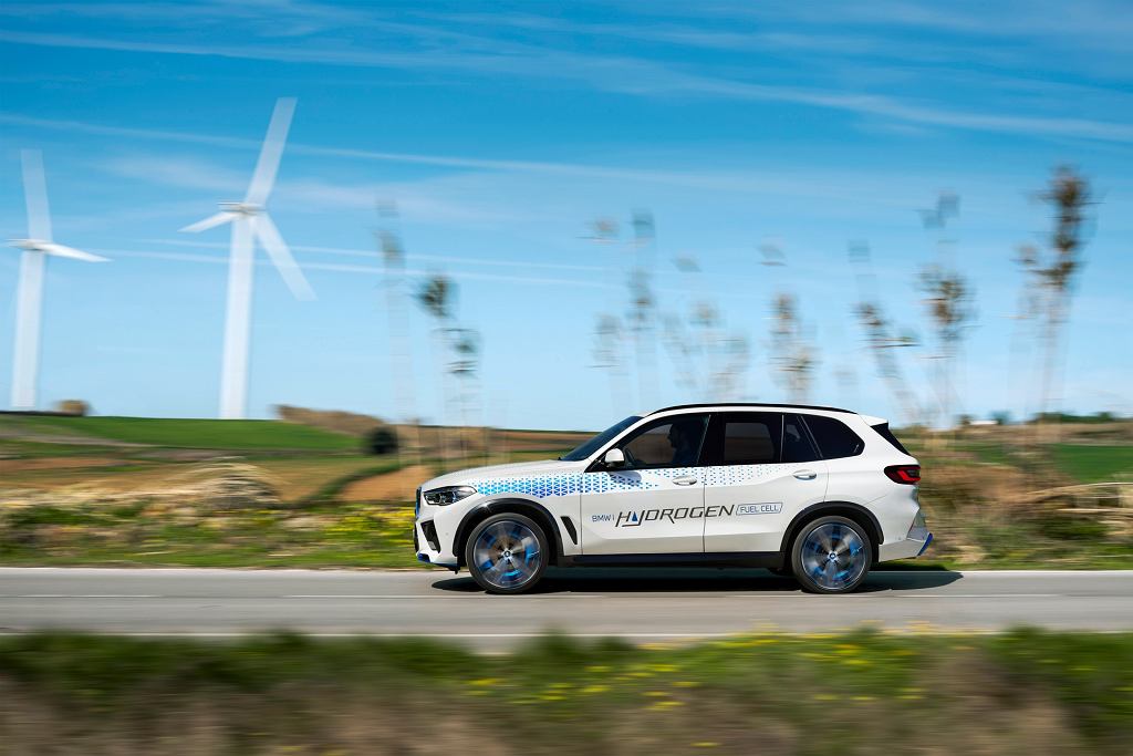 BMW iX5 Водород. Водородный внедорожник среди массы электромобилей