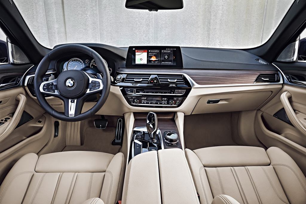 BMW требует дополнительную плату за Apple CarPlay