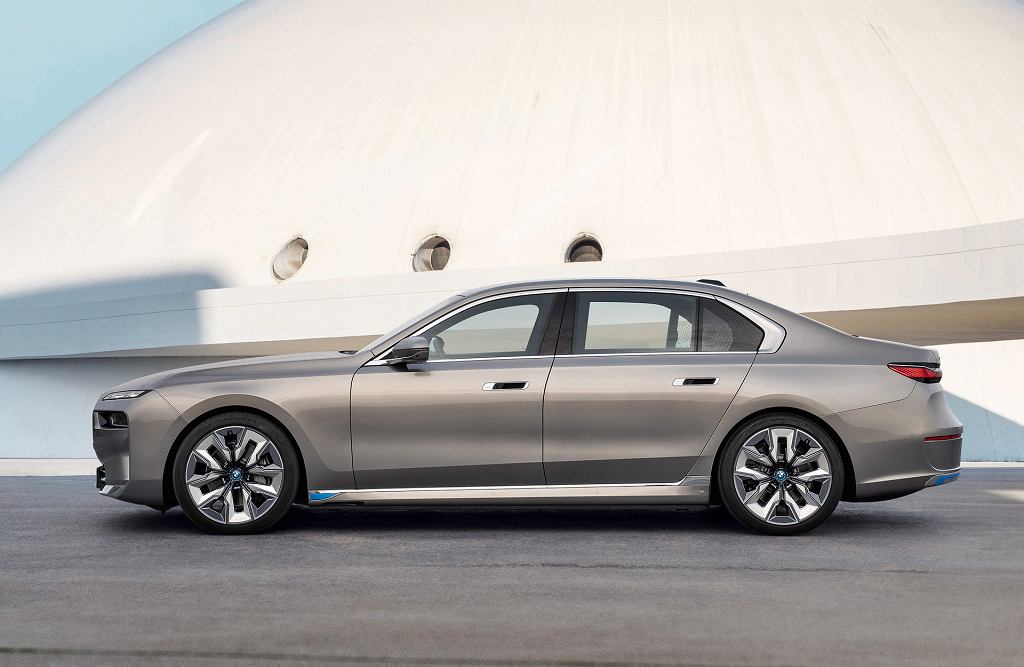 BMW 7 серии в электрической и бензиновой версиях по одинаковой цене. Вот так должен выглядеть выбор