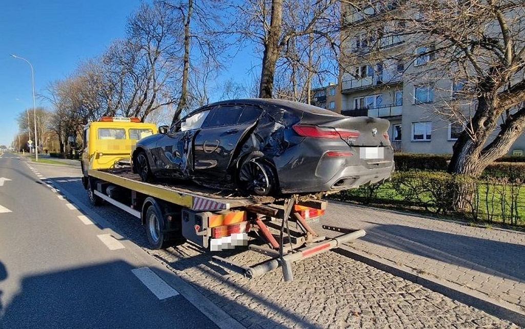 Он разбил дорогой BMW о фонарный столб и повредил еще пять автомобилей.