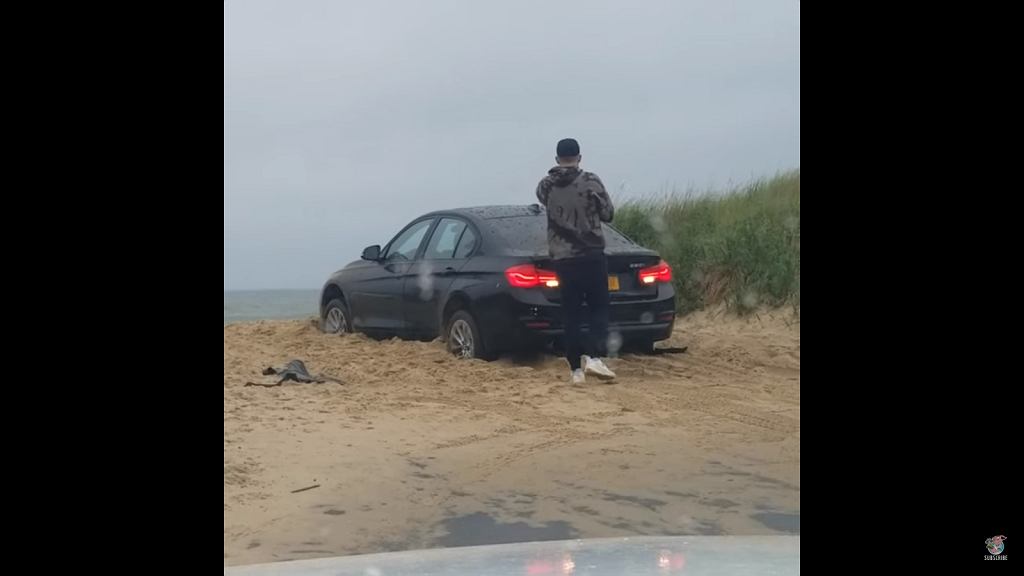 Невезение в квадрате. Водитель BMW мог только стоять и смотреть [ВИДЕО]