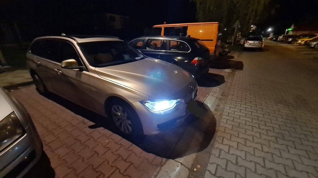 BMW стоял на стоянке с работающим двигателем. инструкции по этому поводу не будет